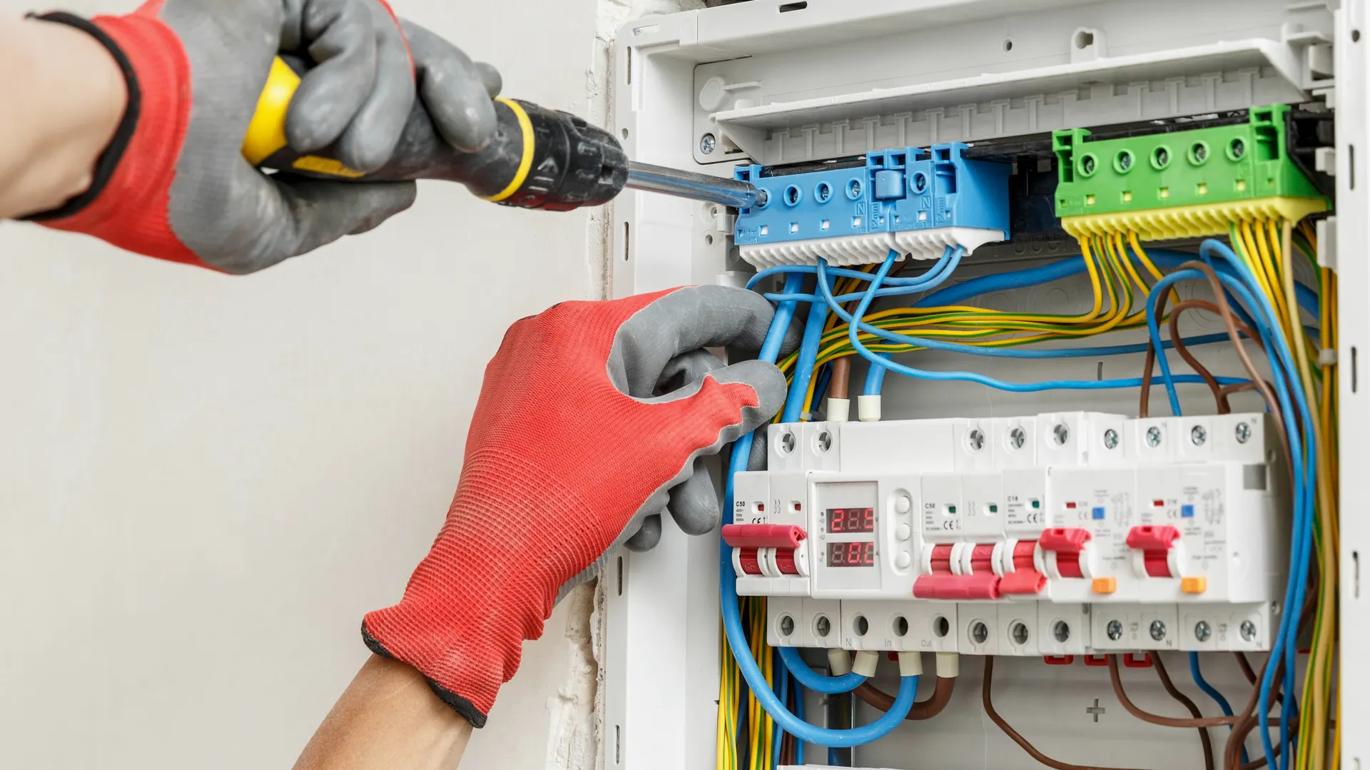 Électricien professionnel en intervention à Paris